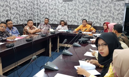 Sekretaris Daerah (Sekda) Kepulauan Meranti, H Yulian Norwis SE MM, didampingi Asisten III H Rosdaner SPd MPd, memimpin rapat 